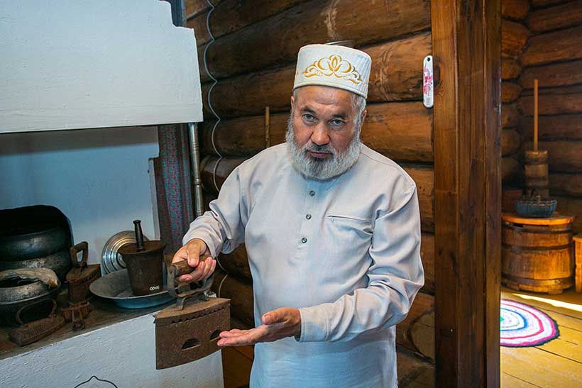 Навиль Шагабутдинов проводит экскрусию по дому в усадьбе чатского татарина